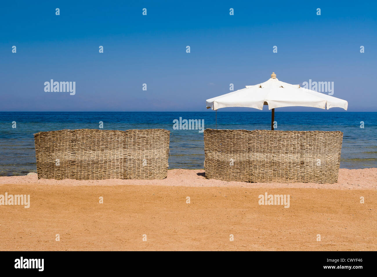 Ein Strand mit Windschutzscheiben, Dahab, Ägypten Stockfoto