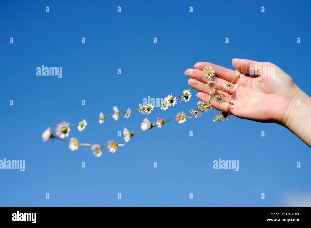 Frau mit Blumen Kranz Stockfoto
