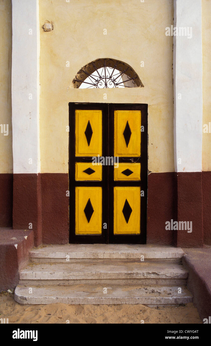 Tür im nubischen Dorf auf der Insel Elephantine, Assuan, Ägypten Stockfoto