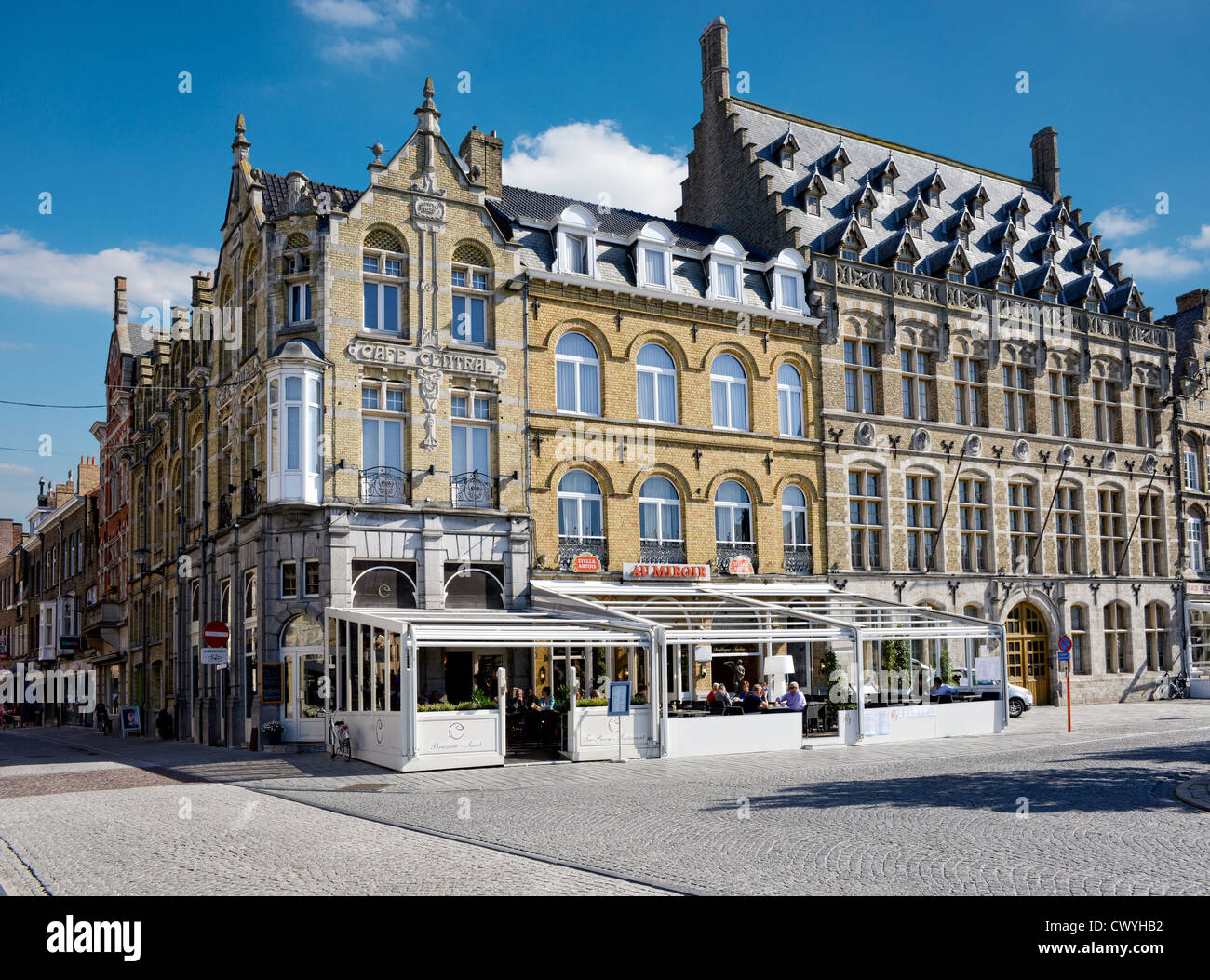 Eine Ansicht von Gebäuden in der Stadt Platz, Ypern, Flandern, Belgien Stockfoto