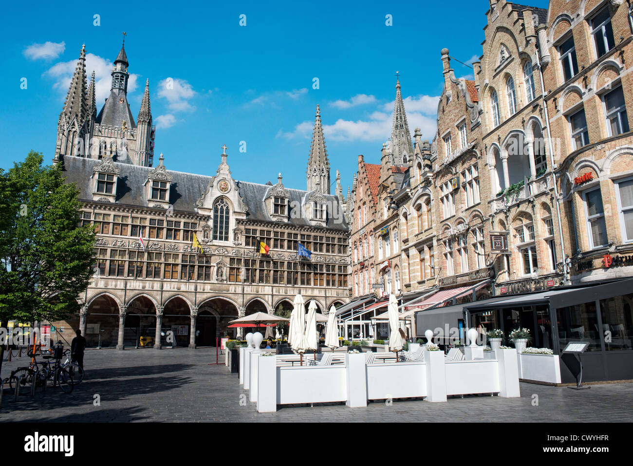 Eine Ansicht von Gebäuden und Tuchhallen in der Stadt Platz, Ypern, Flandern, Belgien Stockfoto
