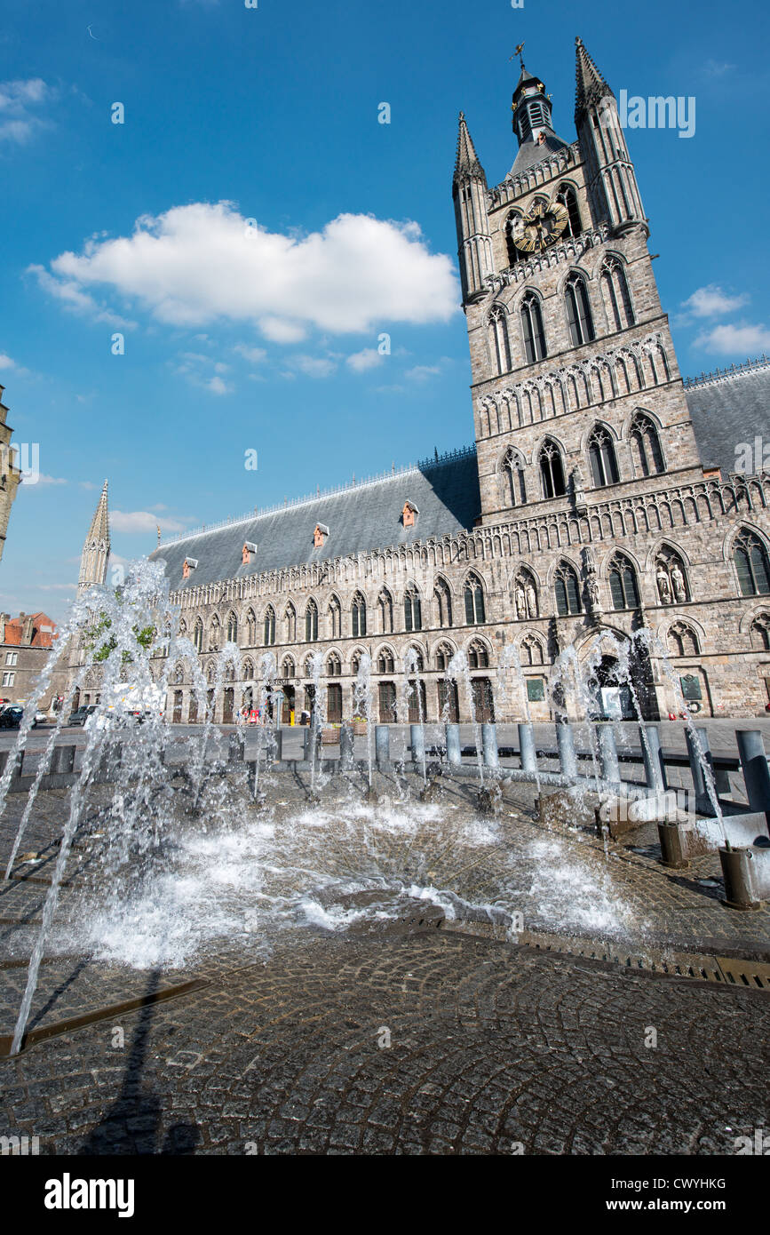 Ein Blick auf den Brunnen und Tuchhallen in der Stadt Platz, Ypern, Flandern, Belgien Stockfoto