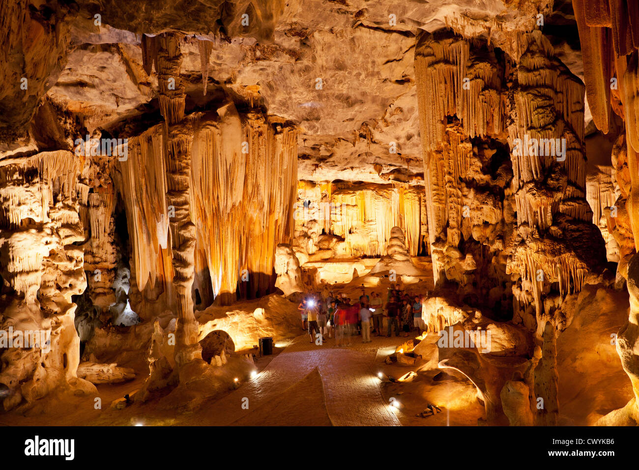Gruppe von Touristen, die Cango Caves bei Oudtshoorn, Western Cape, Südafrika Stockfoto