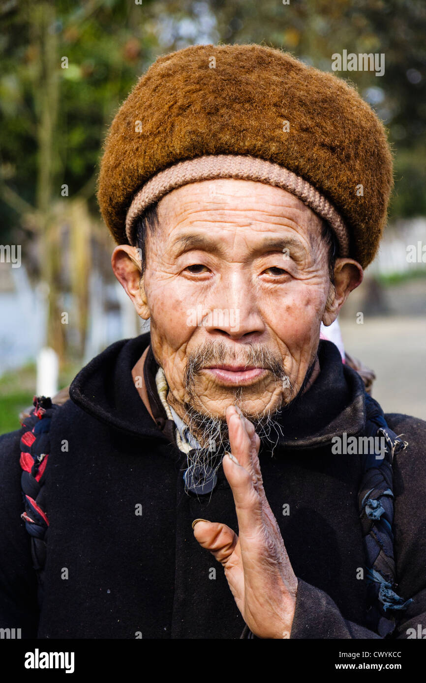 Porträt des Posierens alten chinesischen Mannes in traditioneller Kleidung. Huanglongxi, Sichuan, China Stockfoto