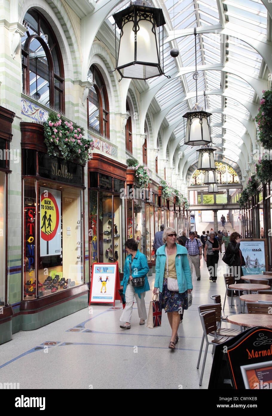Käufer zu Fuß Vergangenheit Stompers-Shop in Schuh der in der Royal Arcade, Norwich England UK Stockfoto