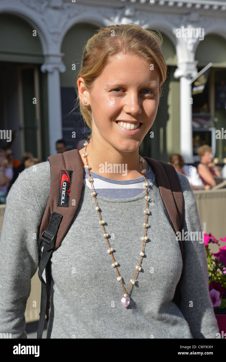 Junge Studentin in Stadtzentrum, Bath, Somerset, England, Vereinigtes Königreich Stockfoto