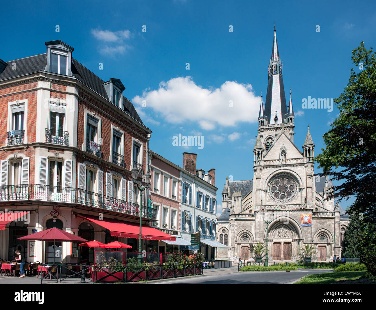 Le Sardaigne, ein Café und der Kirche von Notre Dame auf dem Marktplatz von Epernay, Champagne, Frankreich Stockfoto