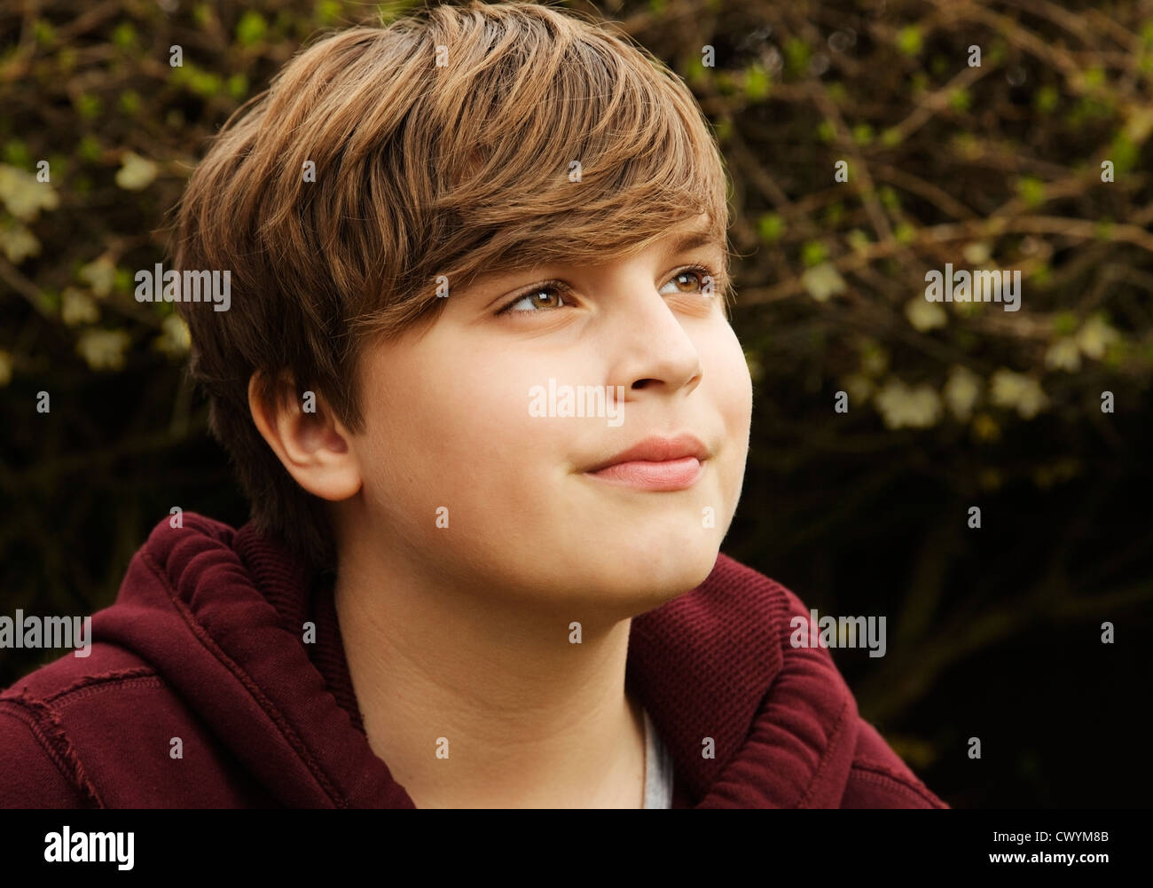 Ein Teenager suchen Skywards. Stockfoto