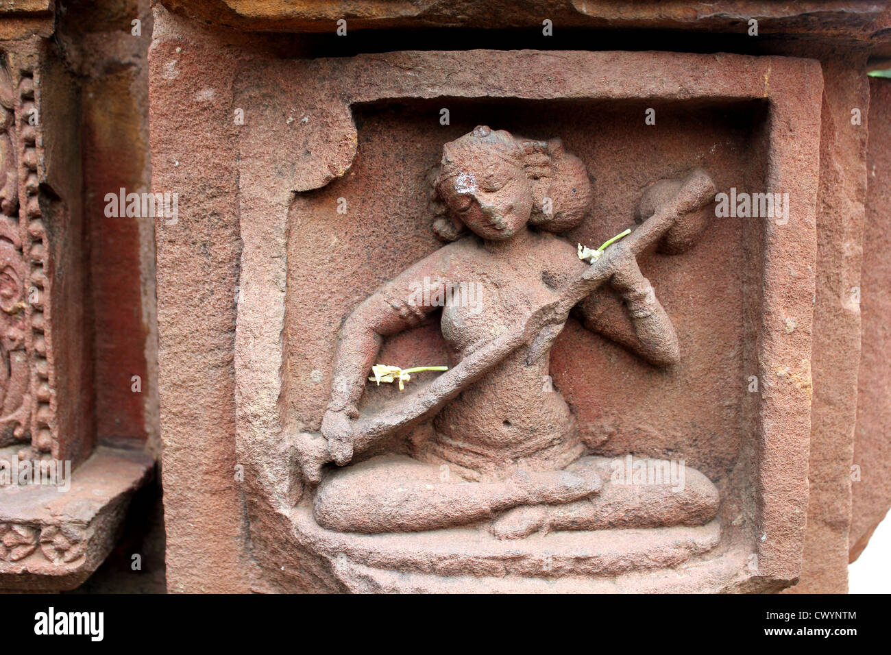 Alten indischen Tempel Skulptur einer Frau spielen Musikinstrument Veena. Konark Tempel, Orissa, Indien Stockfoto