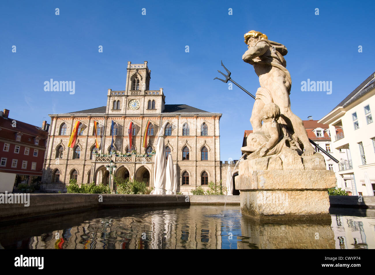 Neptun-Brunnen und dem Rathaus auf dem Marktplatz in Weimar, Thüringen, Deutschland Stockfoto