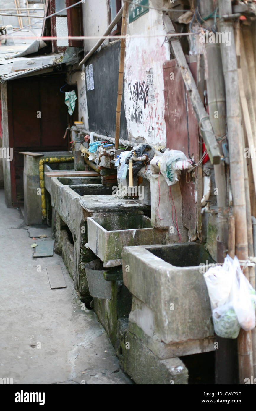 Einfache Wasserversorgung in der Altstadt von Shanghai, China Stockfoto