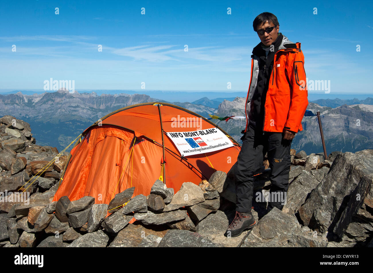 Junger Mann aus Nepal als Mountain Ranger auf einem Info-Zelt für Bergsteiger den Gipfel des Mont Blanc, Chamonix, Frankreich Stockfoto