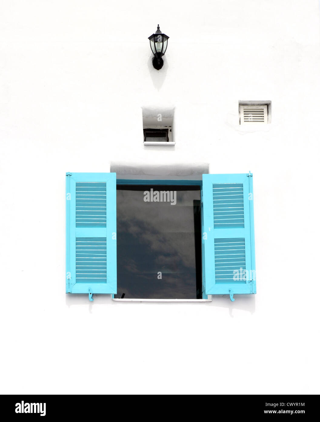 Fenster im griechischen Stil und Lampe auf weiße Wand Stockfoto