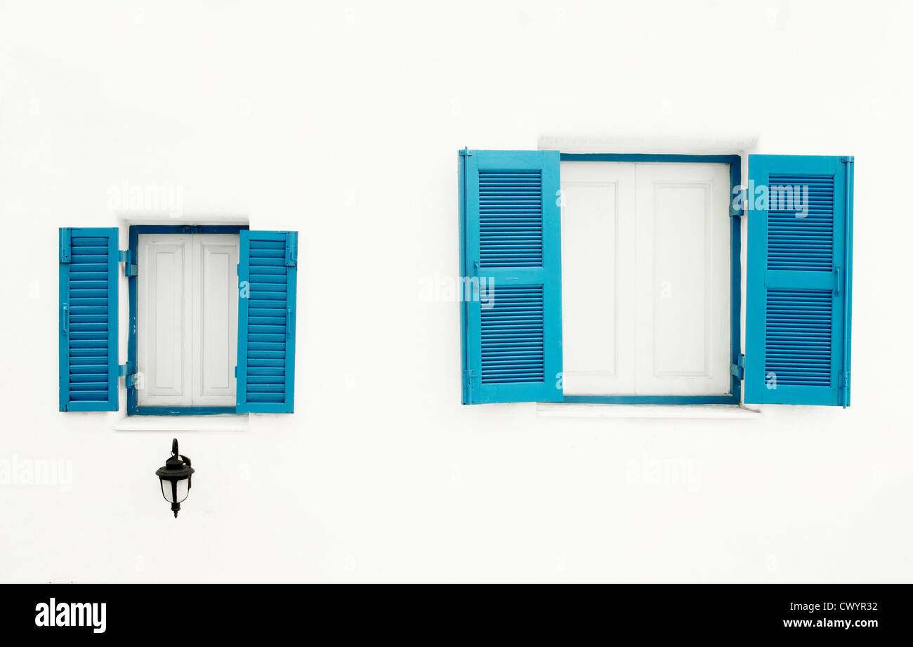 Fenster im griechischen Stil und Lampe auf weiße Wand Stockfoto