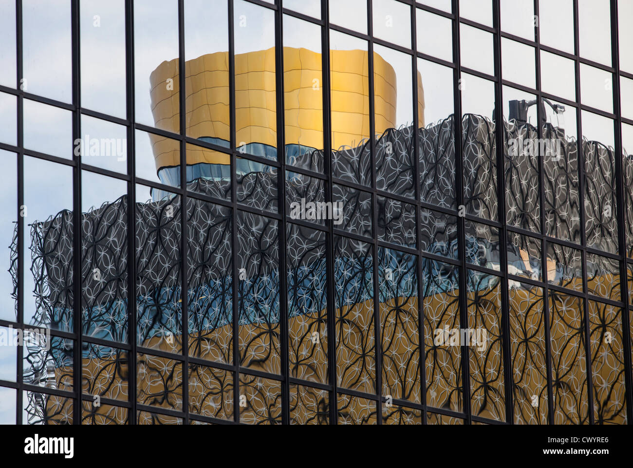 Ein Spiegelbild der neuen Library of Birmingham, West Midlands, UK Stockfoto