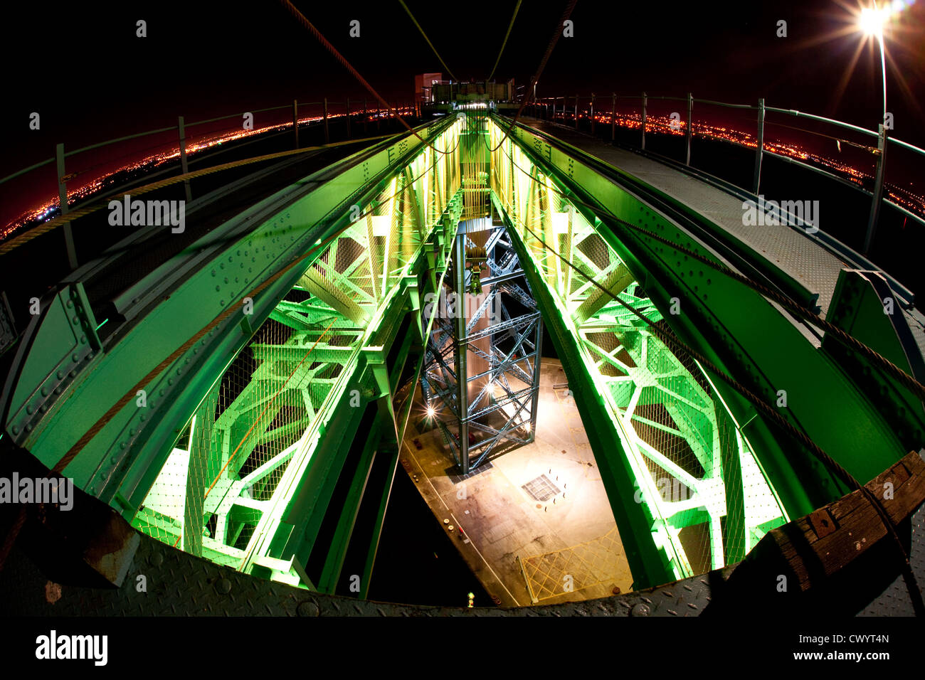Der Blick von oben auf eine beleuchtete Kran in der Nacht Stockfoto