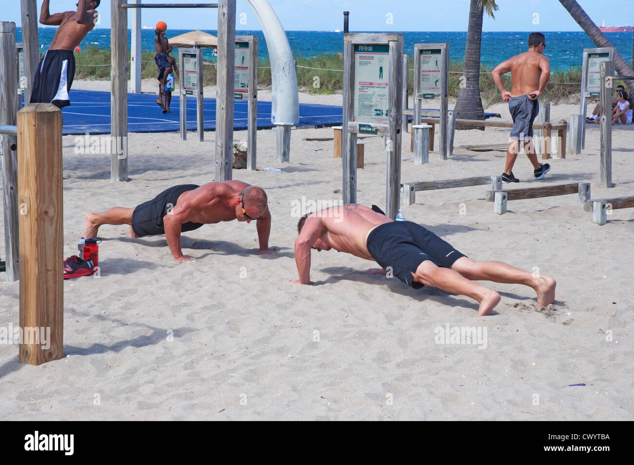 Ft Lauderdale Beach Florida Trail Fit Fitness System in South Beach Park. und Basketballplätze. Stockfoto