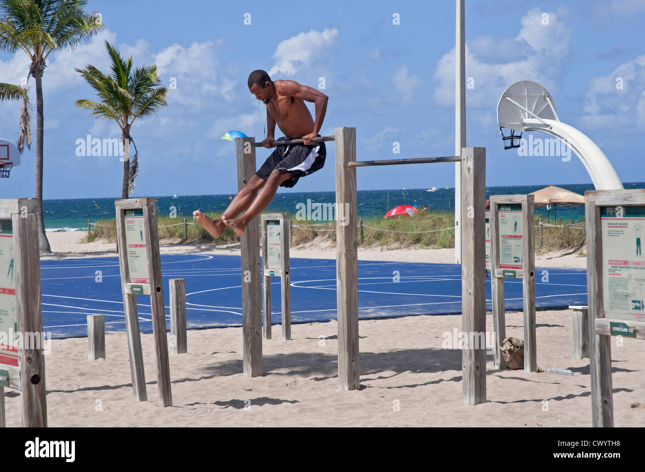 Ft Lauderdale Beach Florida Trail Fit Fitness System in South Beach Park. und Basketballplätze. Stockfoto