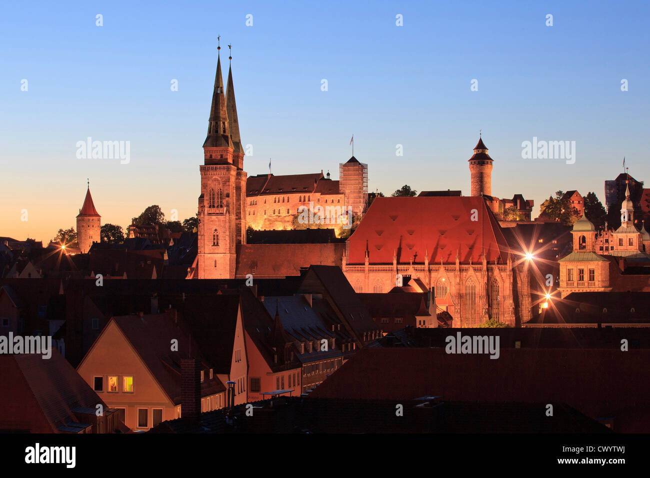 Der Nürnberger Altstadt mit St. Sebaldus-Kirche am Abend, Deutschland Stockfoto