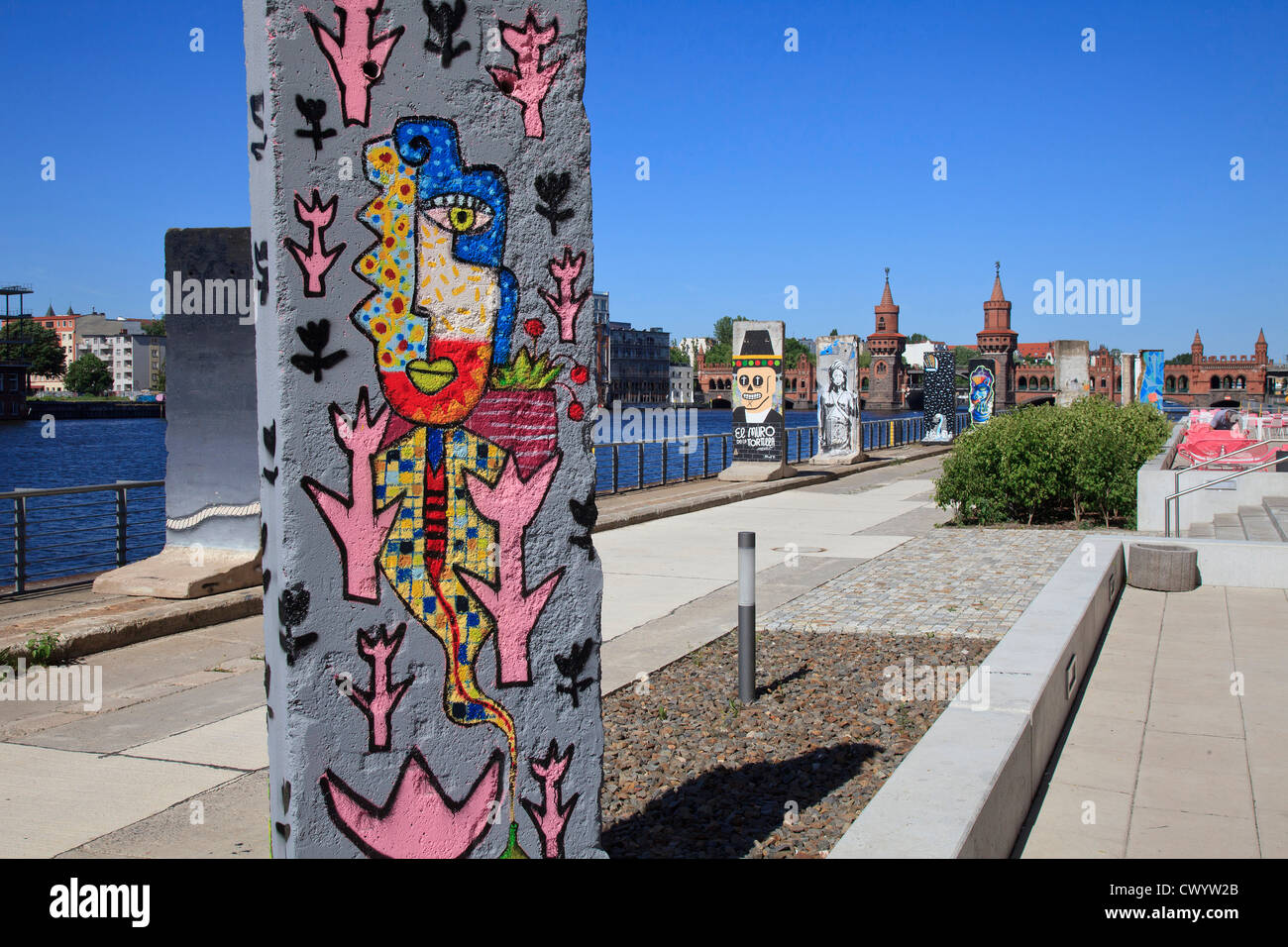 Reste der Berliner Mauer am Ufer der Spree, Deutschland Stockfoto