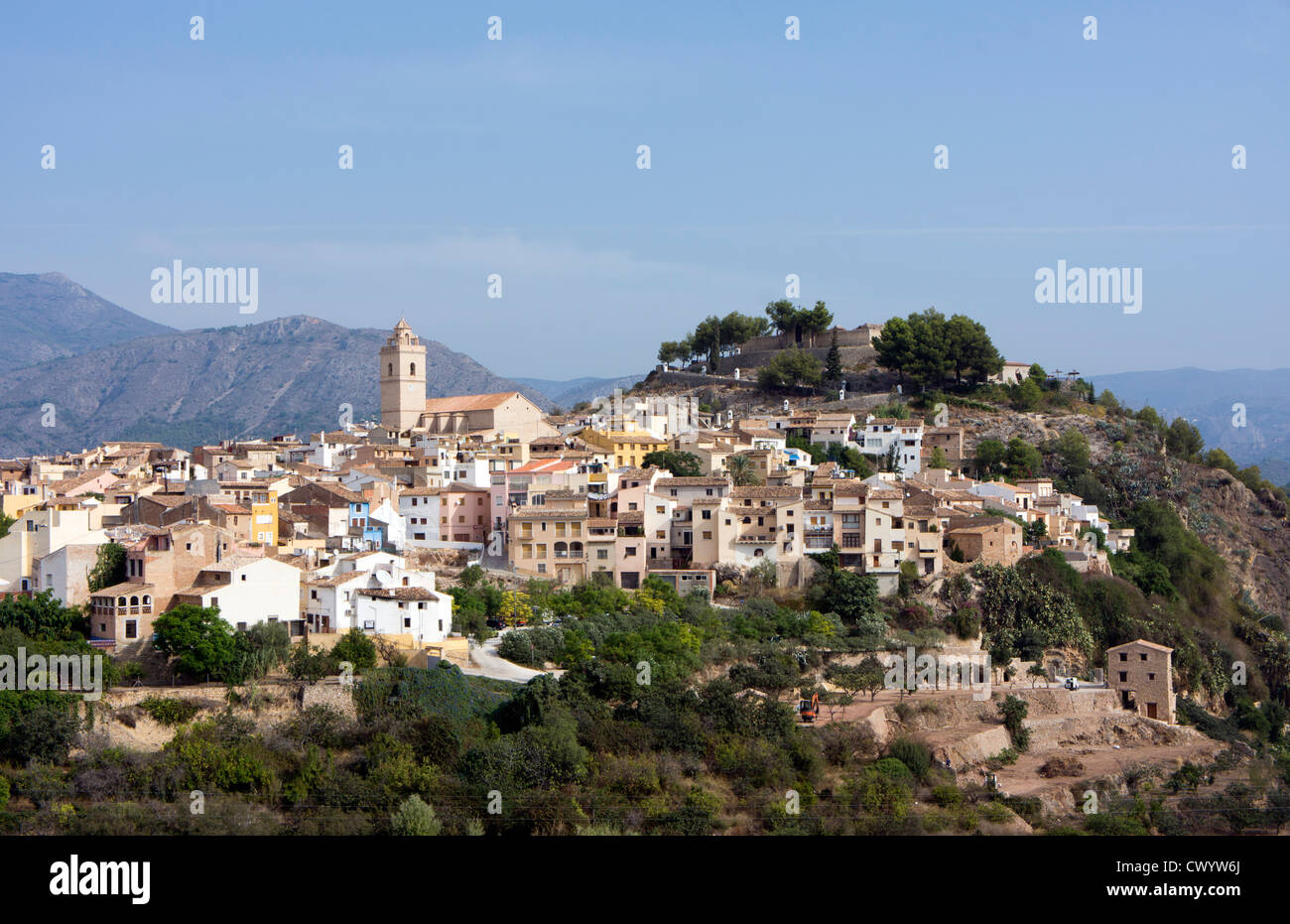 Polop, Kirche und Stadt auf einem Hügel, Costa Blanca Spain Stockfoto