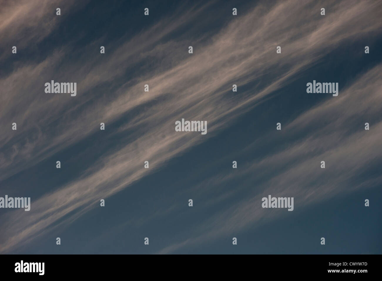 einfache Linien in weichen Wolkenbildung Stockfoto