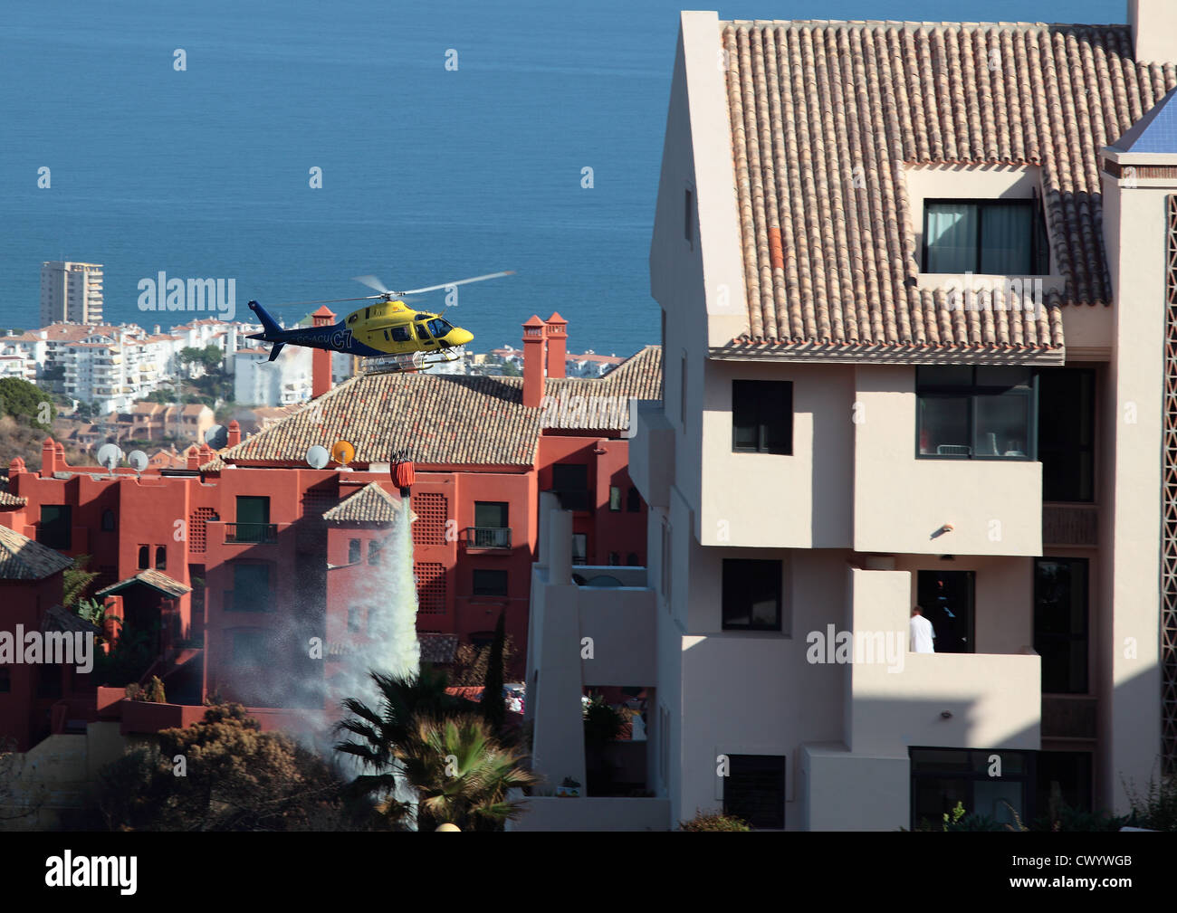 Feuer Hubschrauber fliegen über Wohnungen nach Waldbrände an der Costa Del Sol Stockfoto