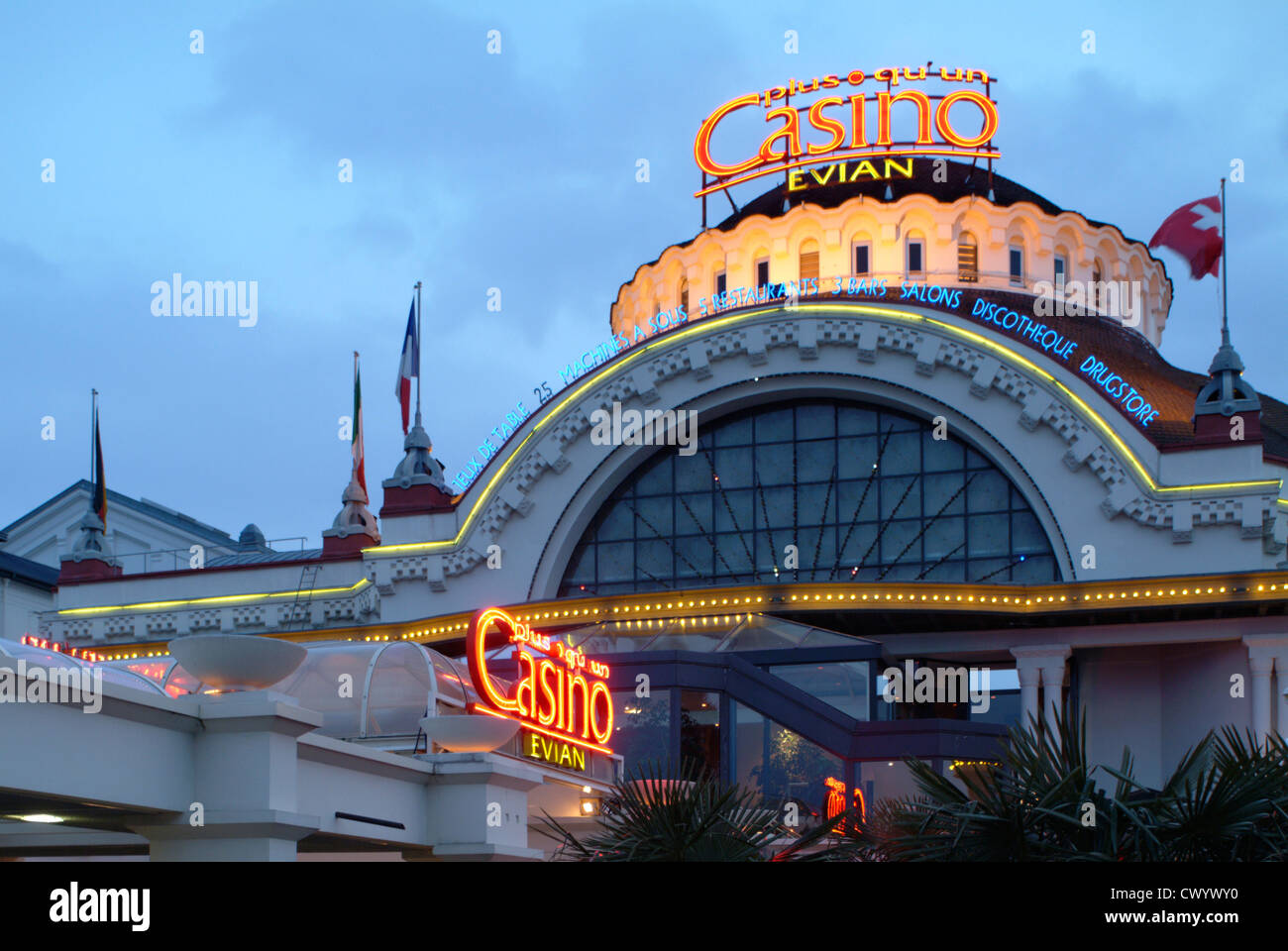 Casino von Evian-Les-Bains in der Nacht, Frankreich Stockfoto