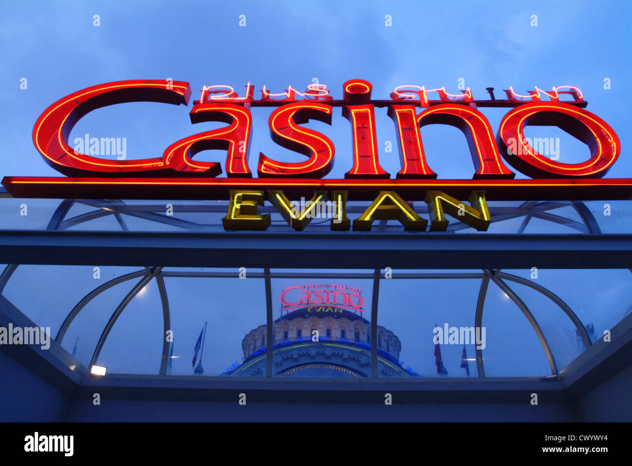 Casino von Evian-Les-Bains in der Nacht, Frankreich Stockfoto