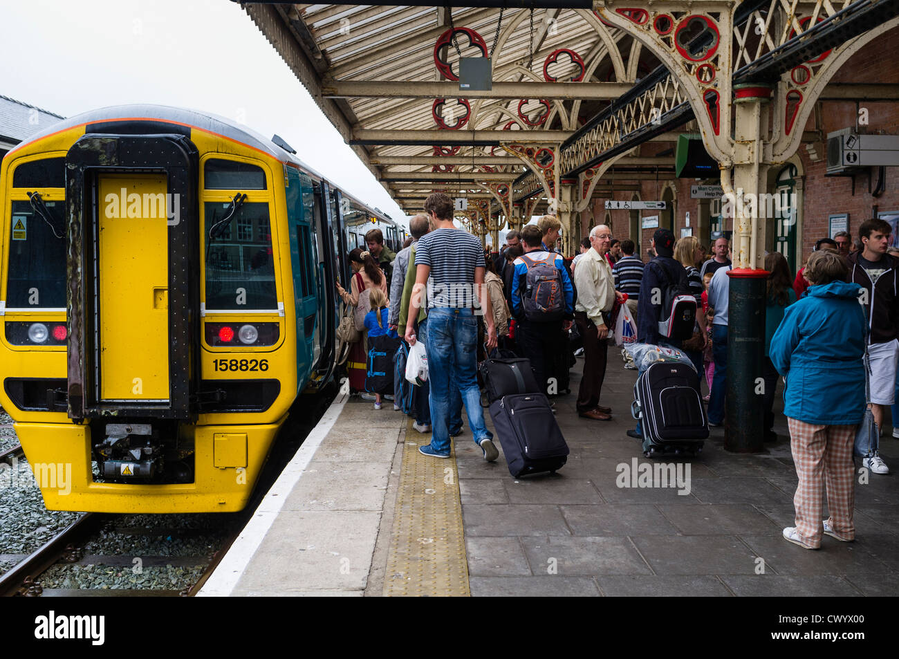 Passagiere, die fangen immer auf Internat einer Arriva-Wales trainieren am Bahnhof Aberystwyth, Wales UK Stockfoto