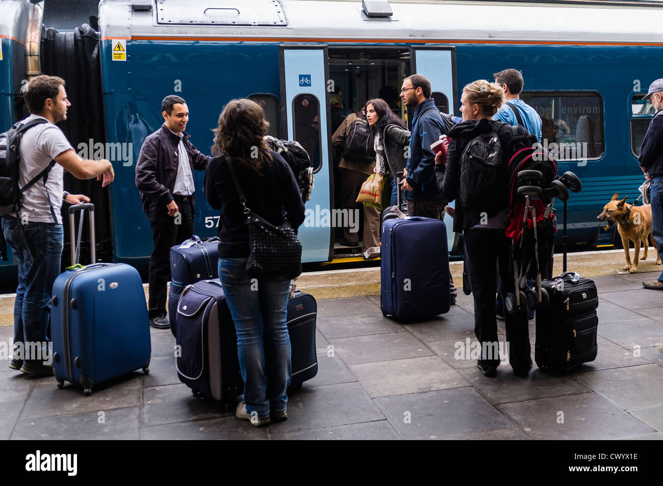 Passagiere, die fangen immer auf Internat einer Arriva-Wales trainieren am Bahnhof Aberystwyth, Wales UK Stockfoto