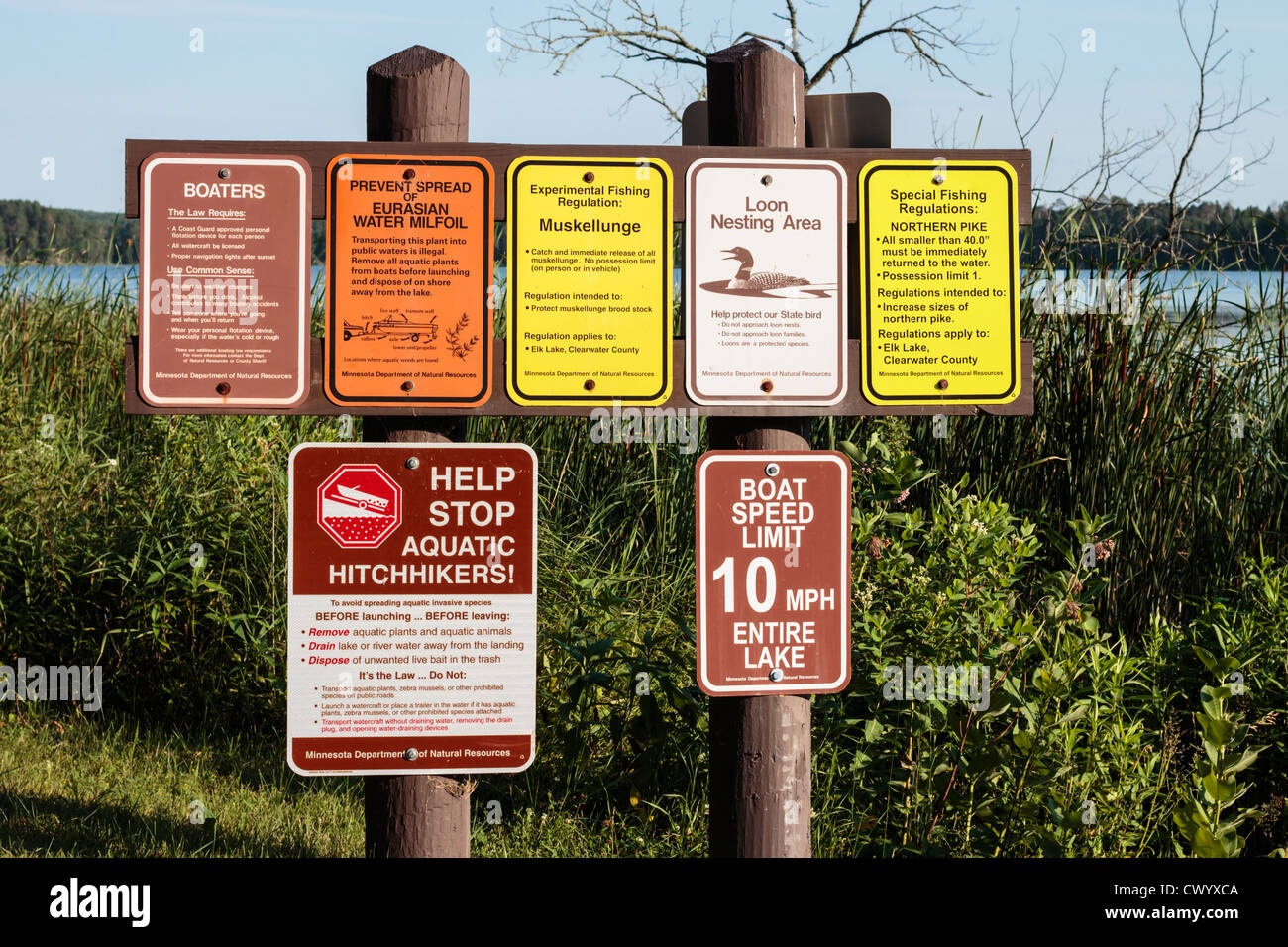 Mehrere Schilder erklären Natur Freizeit Leitlinien zum Angeln und Bootfahren - Lake Itasca State Park, Minnesota. Stockfoto