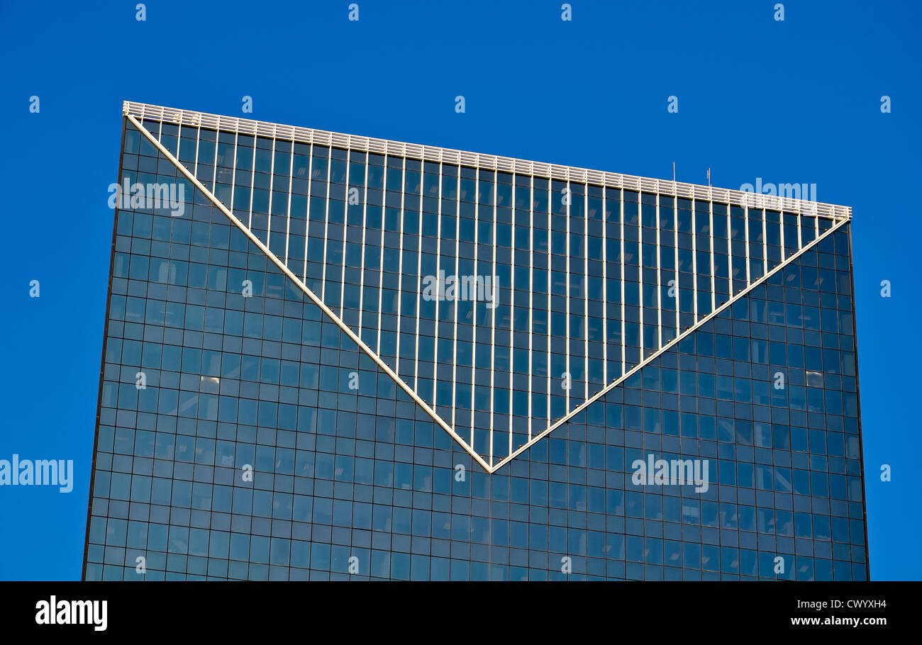 Glasfassade eines Wolkenkratzers sah aus wie ein Umschlag Stockfoto