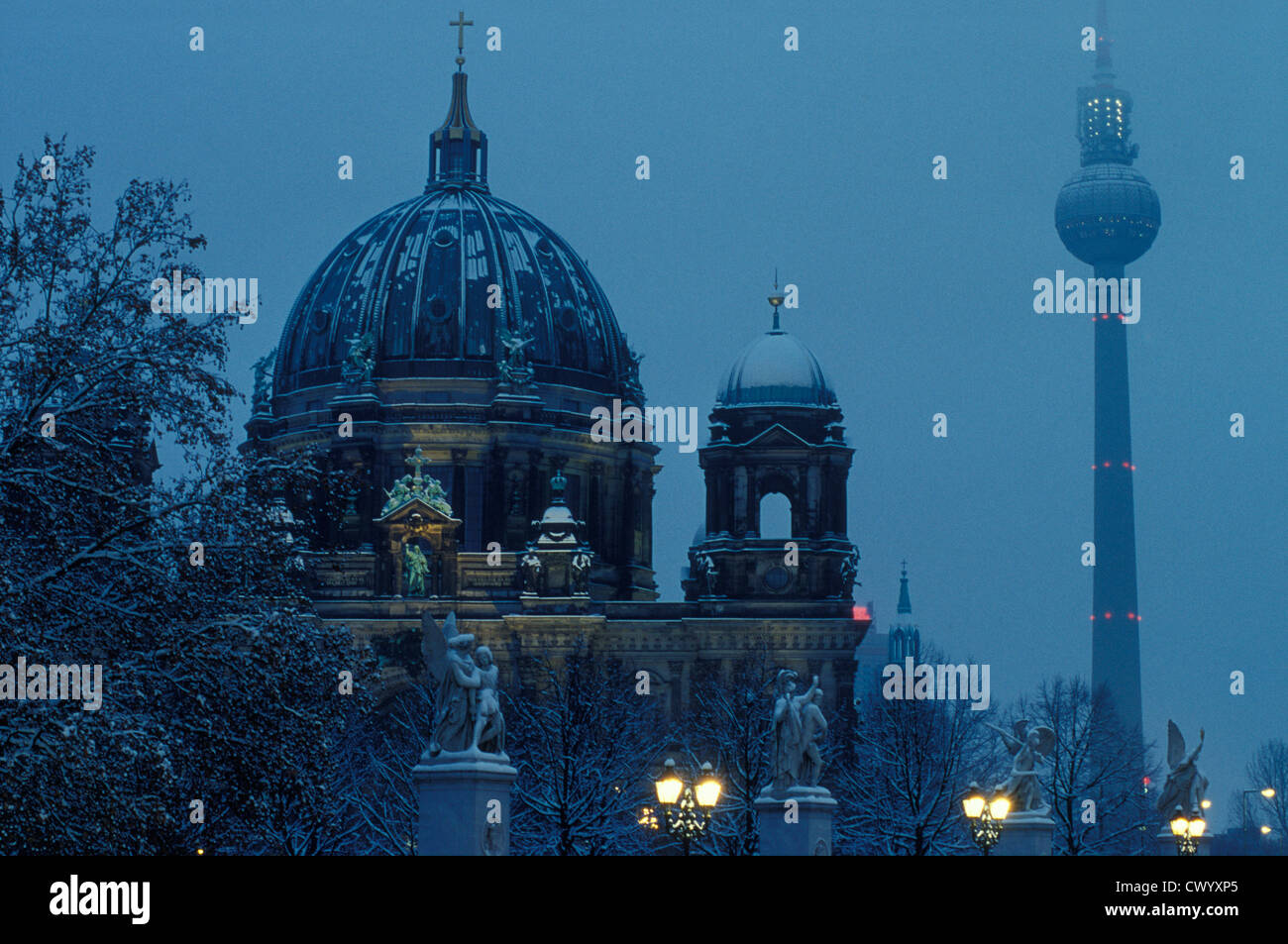 Berliner Dom und TV Tower in der Abenddämmerung, Deutschland Stockfoto