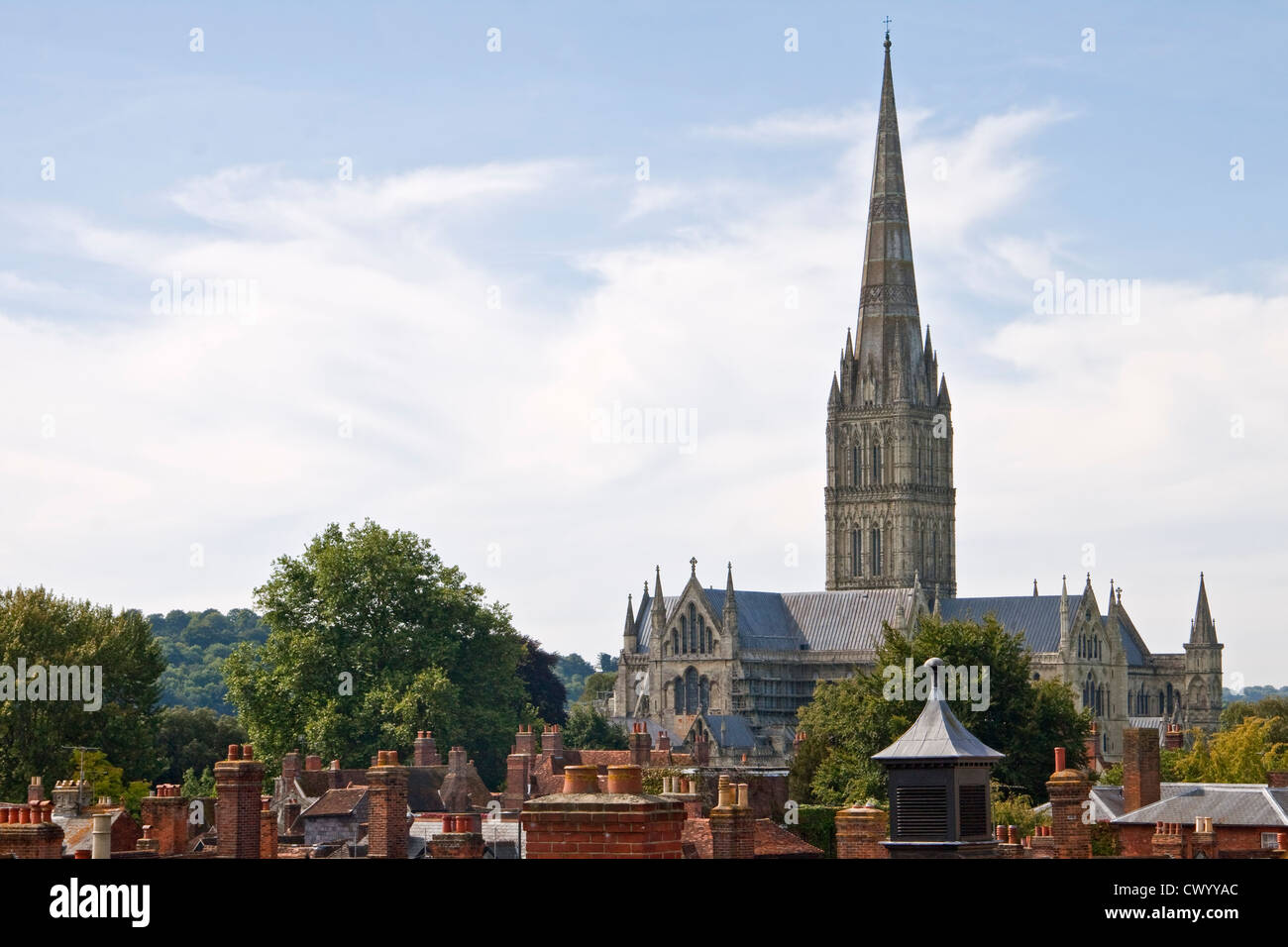 Eine Ansicht der Kathedrale von Salisbury genommen über die Dächer von Salisbury Stockfoto