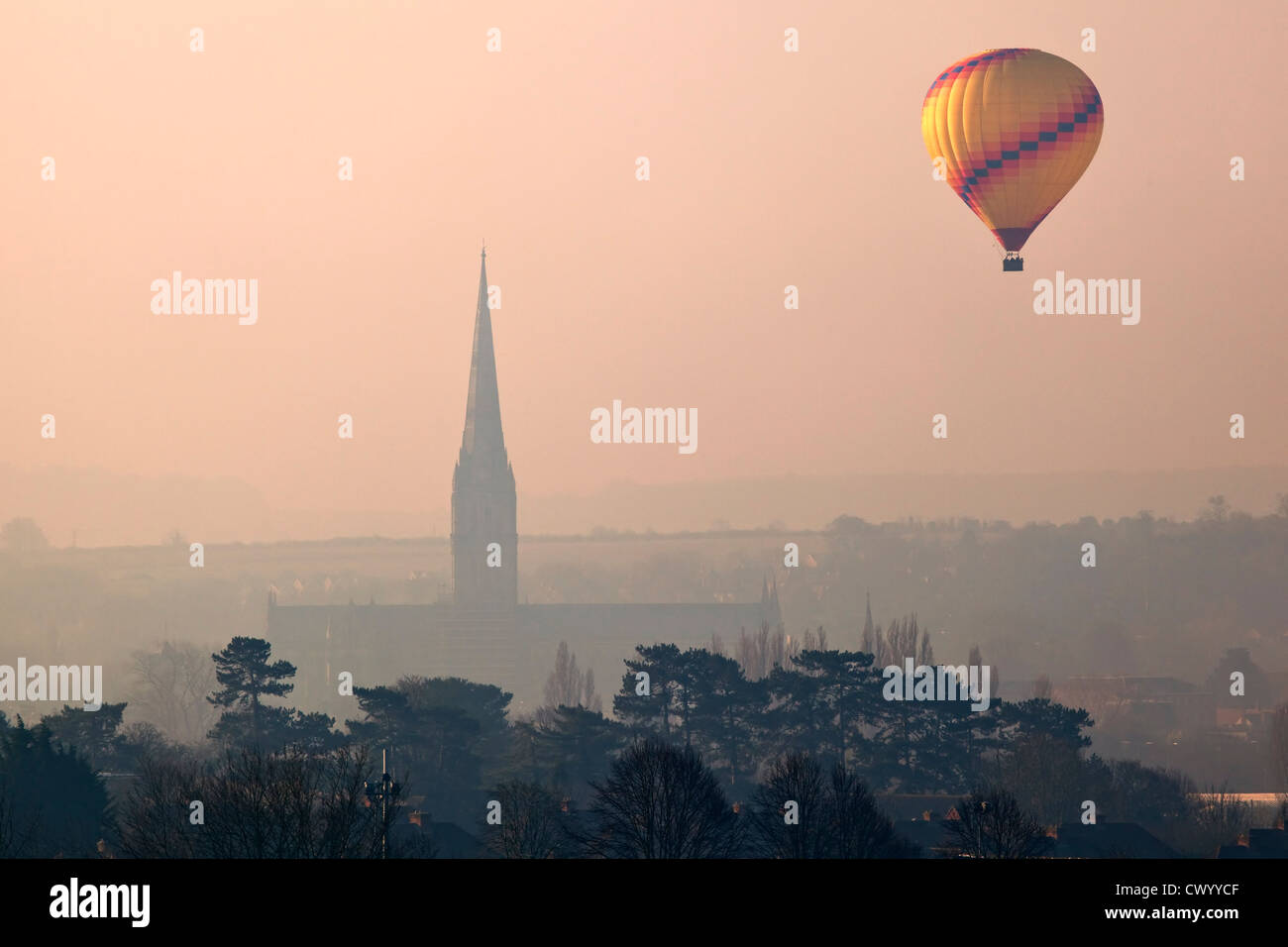 Ein Blick auf die Kathedrale von Salisbury in den frühen Morgenstunden an einem nebligen Tag mit einem Heißluftballon, Old Sarum entnommen Stockfoto