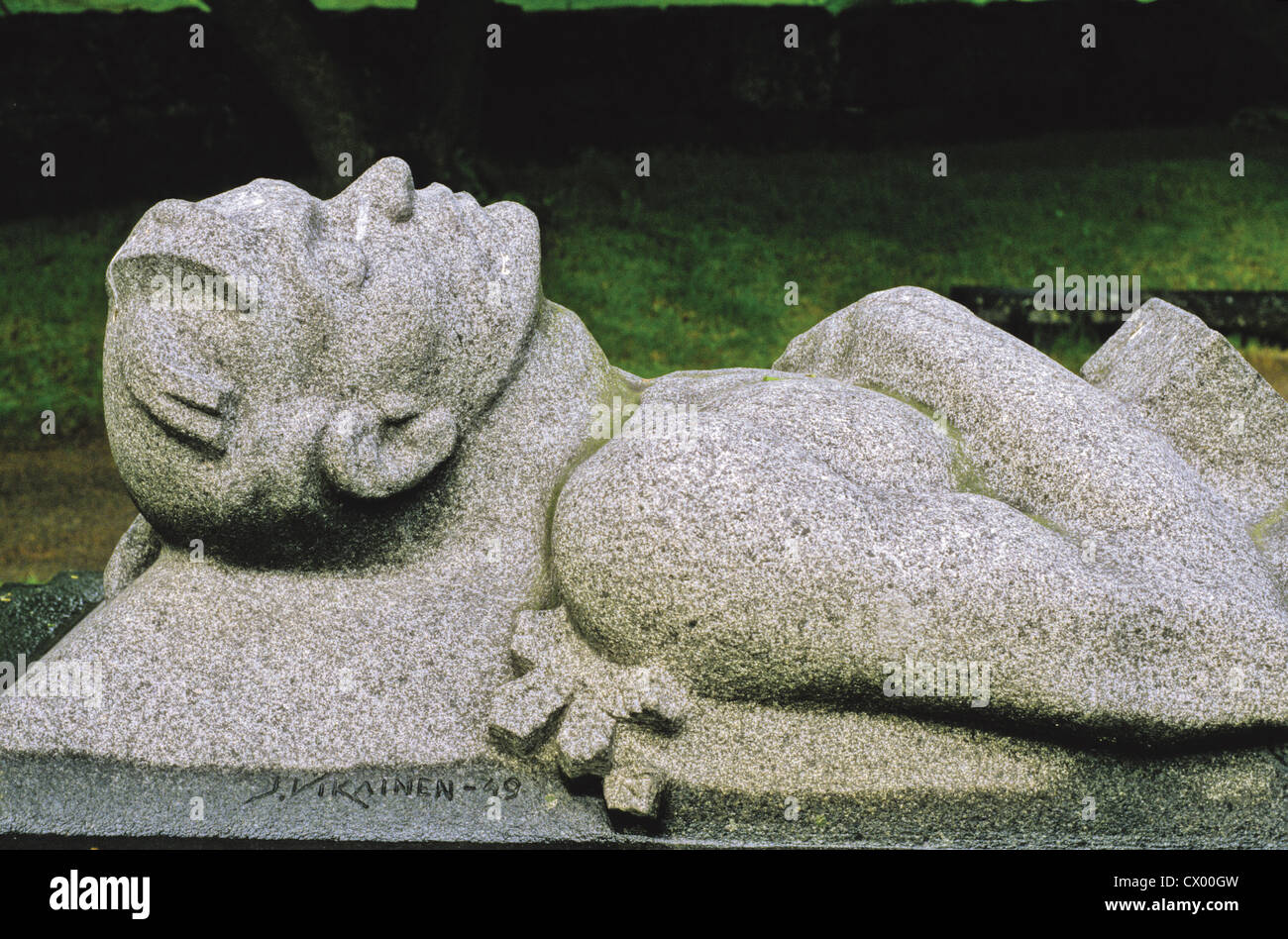 1949-Friedhof-Denkmal-Skulptur von Juhani Vikainen in Rymattyla, Finnland Stockfoto