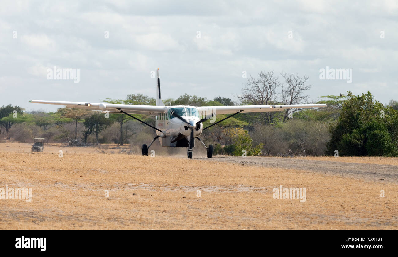 Ein Leichtflugzeug Cessna landet auf der Selous Flugplatz bringt Safari Touristen, Tansania Afrika Stockfoto