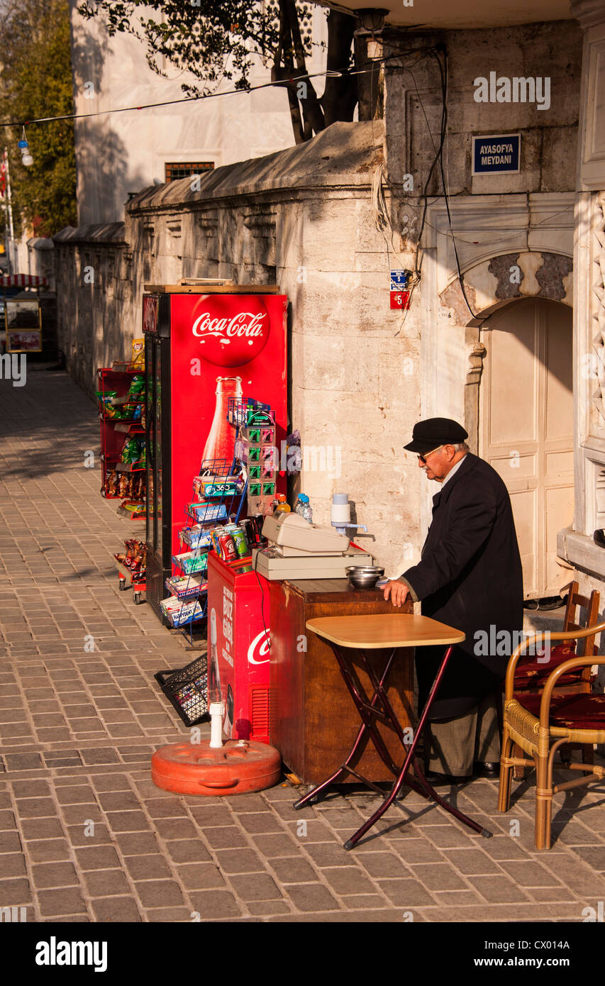 Erfrischungen verkauft in einem Stall Outsidet er Aya Sofya in Istanbul Stockfoto