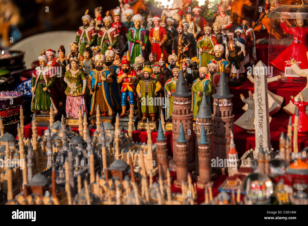Kleine Figuren in türkische Tracht auf den Verkauf in einem Stall außerhalb des Topkapi-Palastes Stockfoto