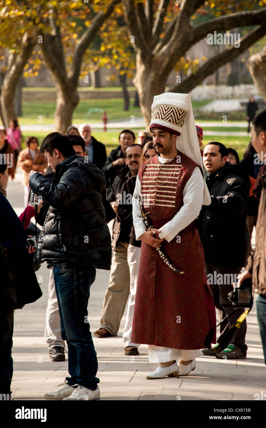 Mann in einem traditionellen osmanischen Kostüm gekleidet, auf dem Gelände des Schlosses Topkapi in Istanbul Türkei Stockfoto