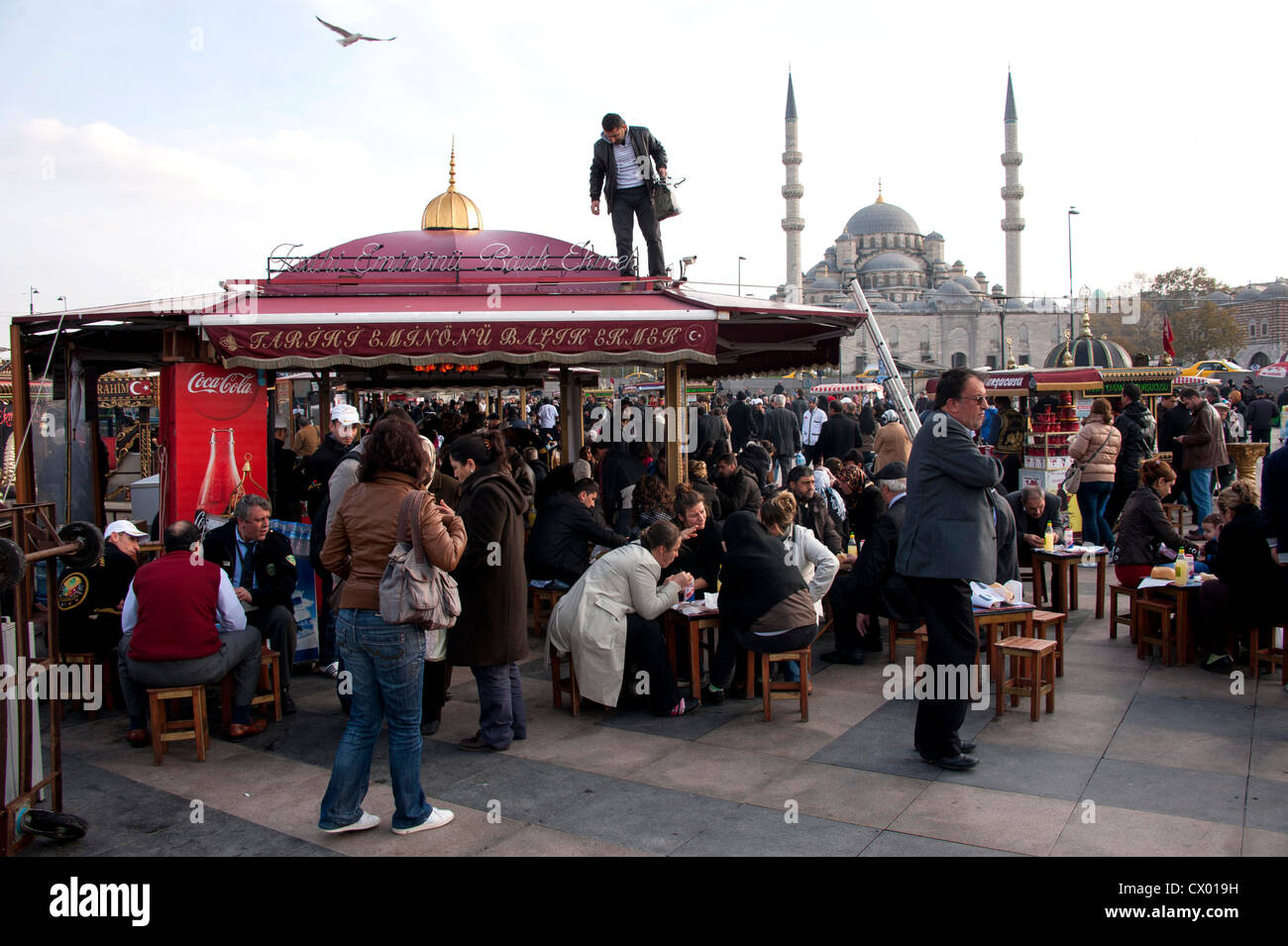 Restaurant am Meer in der Nähe der Galata-Brücke in Istanbul Türkei Stockfoto