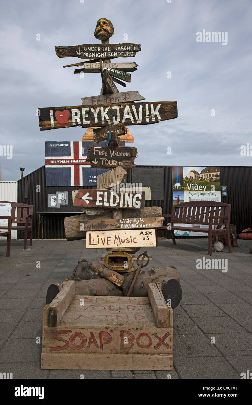 Amüsante touristische Informationen Wegweiser am Hafen von Reykjavik, Island. Stockfoto
