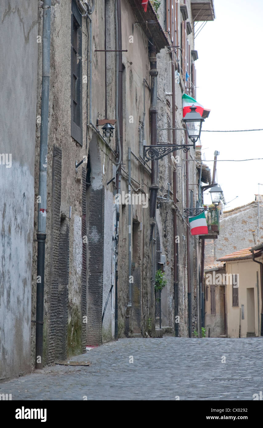 Gepflasterte Straße in Bracciano bei Rom, Italien Stockfoto