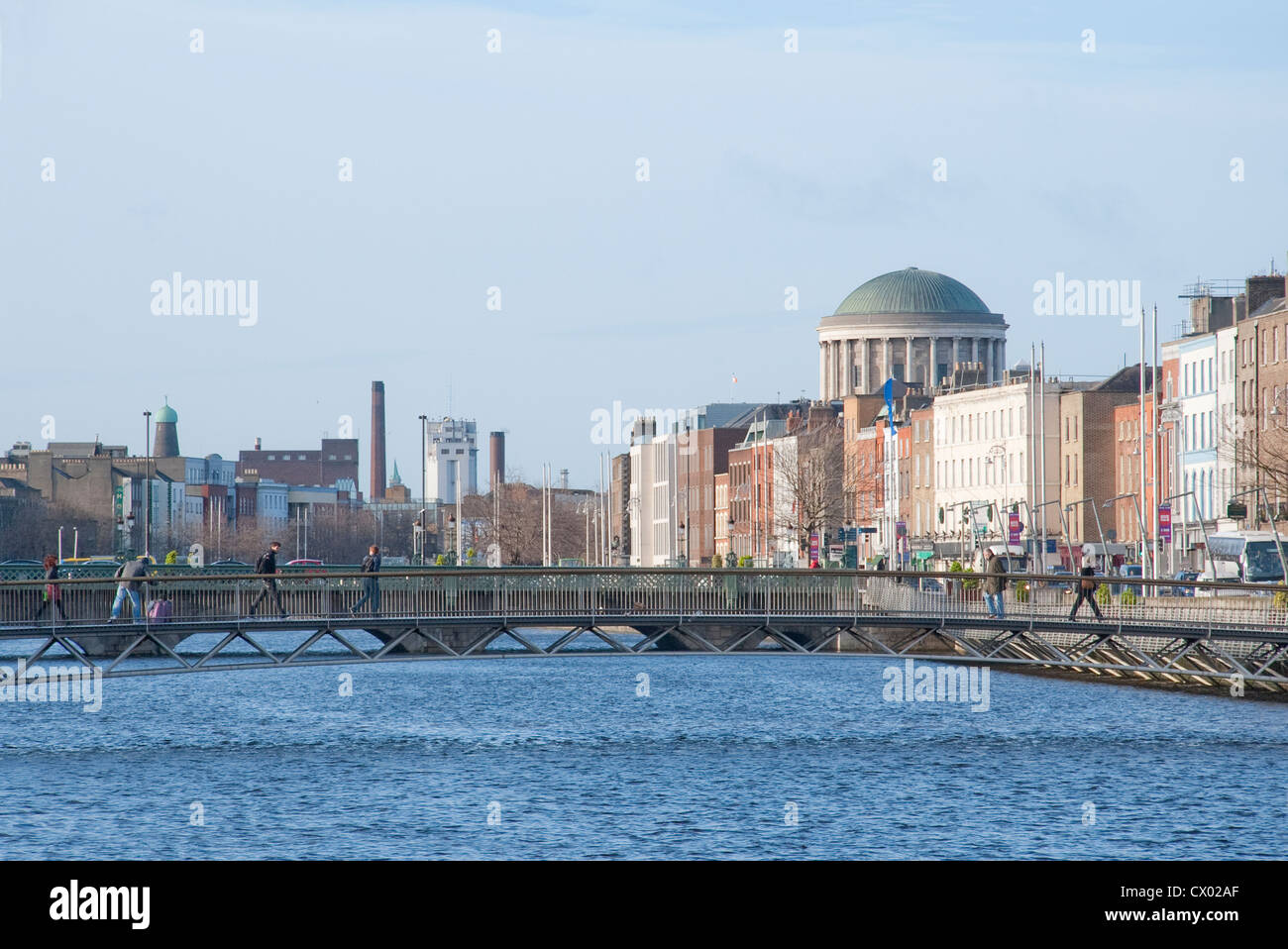 Blick nach Westen entlang dem Fluss Liffey in Dublin, Irland Stockfoto