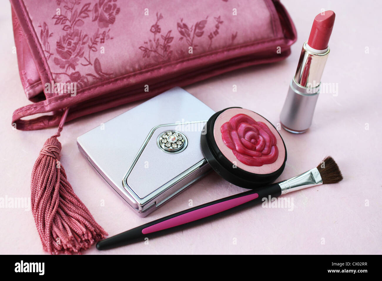 Rosa Lippenstift und Make-up-set Stockfoto