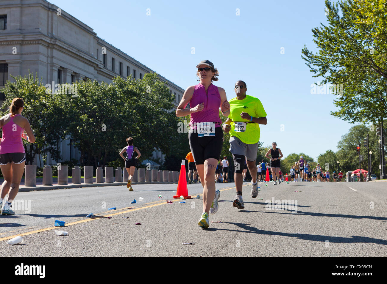 Menschen in einen Marathon laufen Stockfoto