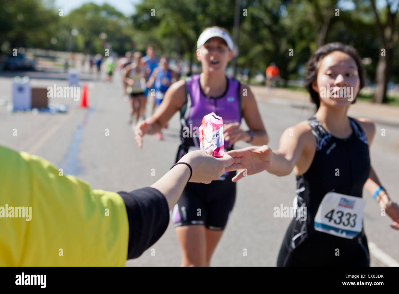 Marathonläufer erreichen für eine energy gel Paket - USA Stockfoto