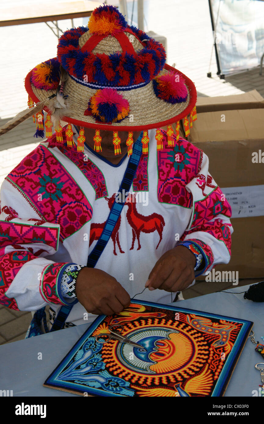 Huichol indischen Handwerker von Nayarit, Mexiko, arbeiten auf einem traditionellen Garn-Gemälde Stockfoto