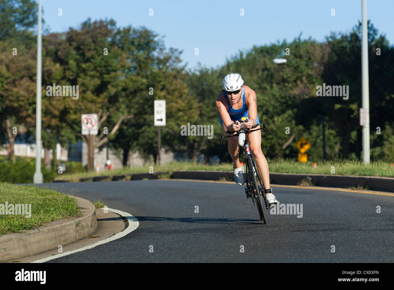 Radrennfahrer eine Ecke - USA Stockfoto